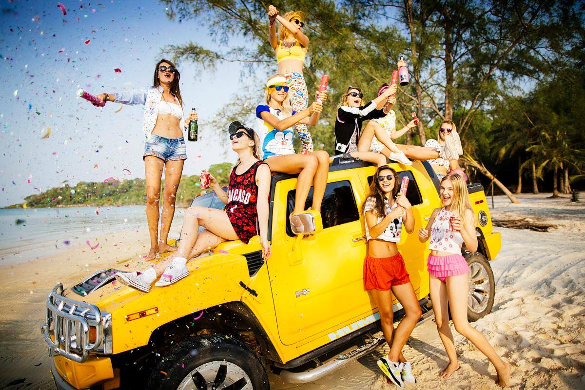 Музыка популярная в машину молодежные. Пляжная вечеринка. Веселье на пляже. Летние вечеринки на пляже. Девушки пляж веселье.