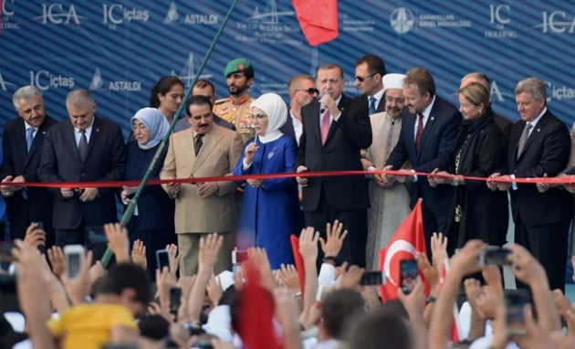 ប្រធានាធិបតីតួកគី Recep Tayyip Erdogan នាជំនួបជាមួយ​អ្នកគាំទ្រ។ រូបថត Xinhua