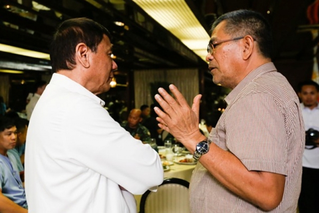 ប្រធានាធិបតីហ្វីលីពីន Rodrigo Duterte (ឆ្វេង)​ បណ្ដេញលោក Ismael Sueno (ស្ដាំ) ចេញពីតំណែងរដ្ឋមន្ត្រីមហាផ្ទៃ (រូបភាព Inquirer.net)