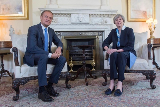 នាយករដ្ឋមន្ត្រីចក្រភពអង់គ្លេស Theresa May ទទួលប្រធានក្រុមប្រឹក្សាអឺរ៉ុប Donald Tusk នៅការិយាល័យ 10 Donwing Street (រូបភាពហ្វេសប៊ុក 10 Downing Street) 