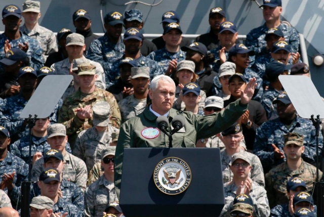 អនុប្រធានាធិបតីអាមេរិក Mike Pence ថ្លែងទៅកាន់ទាហានជើងទឹកអាមេរិកលើនាវាដឹកយន្តហោះ USS Ronald Reagan នៅឯមូលដ្ឋាន Yukosuka (រូបភាព EPA)
