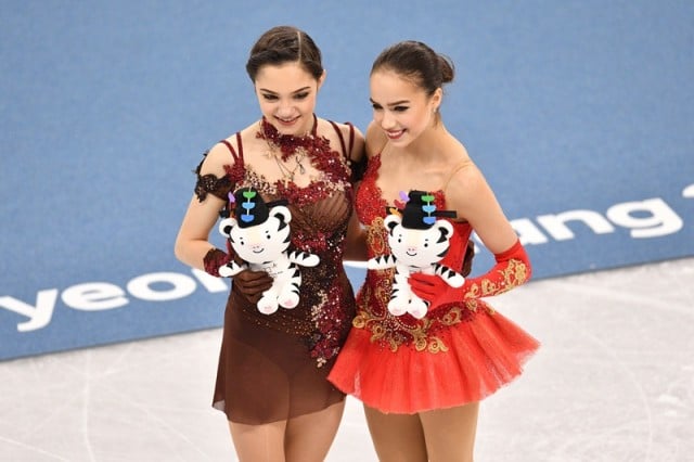 ​កីឡាការិនី​ពី​រុស្ស៊ី Zagitova (ស្តាំ) និង កីឡាការិនី Evgenia Medvedeva បានឈ្នះមេដាយមាស និង​ប្រាក់ លើ​វិញ្ញាសា​សម្តែង​ជិះ​ស្គី​លើទឹក​កក (Figure Skating)។ រូបថត AFP