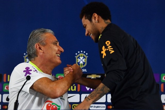 Neymar ចាប់ដៃជាមួយ​គ្រូបង្វឹកលោក Tite នាសន្និសីទសារព័ត៌មានមួយនៅក្រុង Sao Paulo។ រូបថត AFP