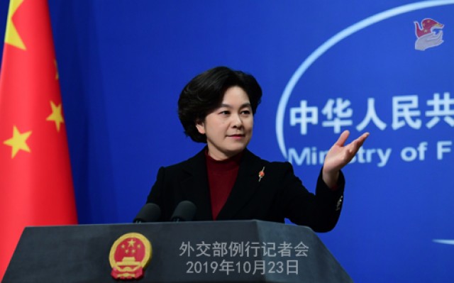 អ្នកនាំពាក្យក្រសួងការបរទេសចិន លោកស្រី Hua Chunying ក្នុងកម្មវិធី Regular Press Conference, រូបភាព៖ MOFA China  