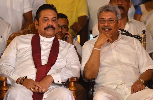 ប្រធានាធិបតីលោក  Gotabaya Rajapaksa (ស្តាំ) និងលោក Mahinda Rajapaksa ជាបងប្រុស ដែល​លោកទើបតែងតាំងជានាយករដ្ឋមន្ត្រី។ រូបថត AFP