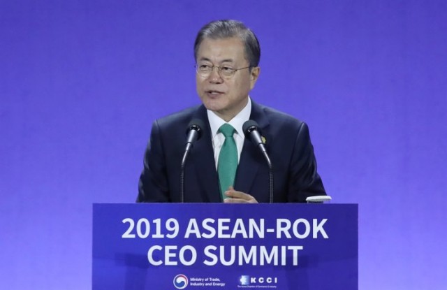 លោកប្រធានាធិបតីកូរ៉េខាងត្បូង មូន ចេអ៊ីន និយាយនៅក្នុងកិច្ចប្រជុំ Korea-ASEAN CEO នាមជ្ឈមណ្ឌលសន្និបាទ BEXCO ក្នុងទីក្រុងប៊ូសាន កូរ៉េខាងត្បូង នៅថ្ងៃទី២៥ ខែវិច្ឆិកា ឆ្នាំ២០១៩, រូបភាព៖​ Yonhap 
