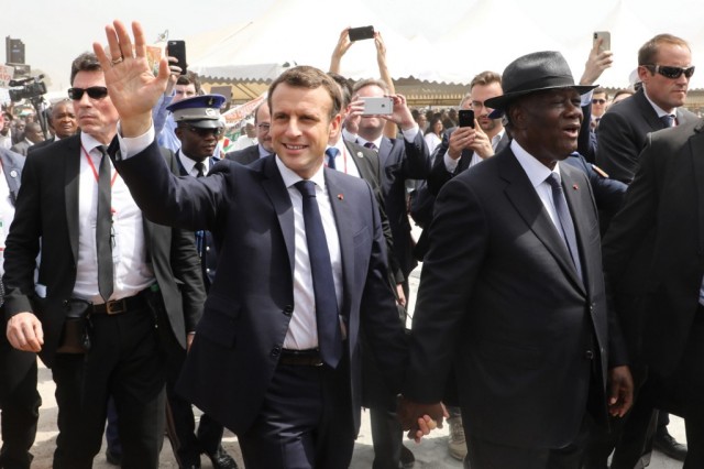 ប្រធានាធិបតីបារាំង អេម៉ានុយអែល ម៉ាក្រុង និងប្រធានាធិបតីកូតឌីវ័រ Alassane Ouattara ។ រូបភាព AFP