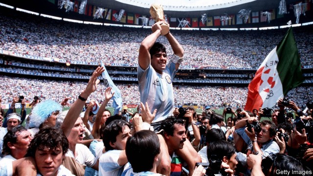 Maradona លើកពាន World Cup ឆ្នាំ១៩៨៦ ជាមួយអាហ្សង់ទីន