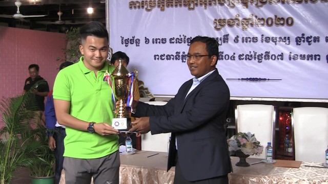 កីឡាករ សុខ លឹមហេង (ឆ្វេង)ទទួលពានលេខ១ពីលោក ទុយ ប៊ុនហឿន អនុប្រធាននាយកដ្ឋានអប់រំកាយ និងកីឡា, រូបពី Cambodia SEA Games 2023