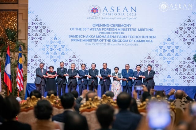 ពិធីបើកកិច្ចប្រជុំរដ្ឋមន្រ្តីការបរទេសអាស៊ានលើកទី៥៥ និងកិច្ចប្រជុំពាក់ព័ន្ធ។ រូបភាព៖ ASEAN Cambodia 2022