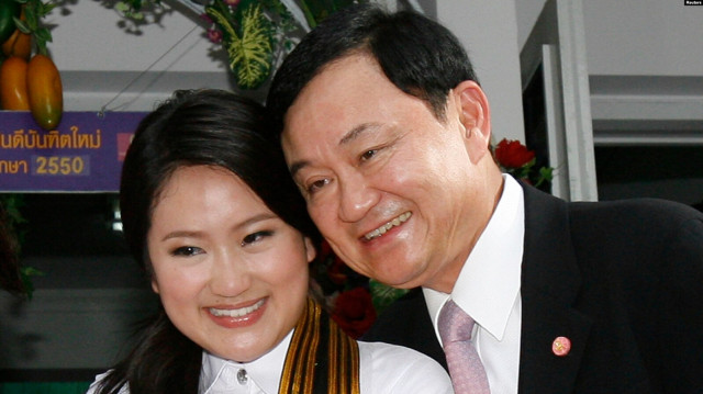 អតីត​នាយករដ្ឋមន្ត្រី​ថៃ​ លោក Thaksin Shinawatra ដែល​ត្រូវ​បាន​ដក​ចេញ​ពី​តំណែង​ក្នុង​រដ្ឋប្រហារ​​កាល​ពី​ឆ្នាំ​២០០៦ ថត​រូប​ជាមួយ​កូនស្រី​ គឺ​អ្នកស្រី Paetongtarn Shinawatra ក្នុង​អំឡុង​ថ្ងៃ​អ្នកស្រី​ទទួល​សញ្ញាប័ត្រ​នៅ​​សាកលវិទ្យាល័យ​មួយ​នៅ​ក្រុង​បាងកក កាល​ពី​ឆ្នាំ​២០០៨