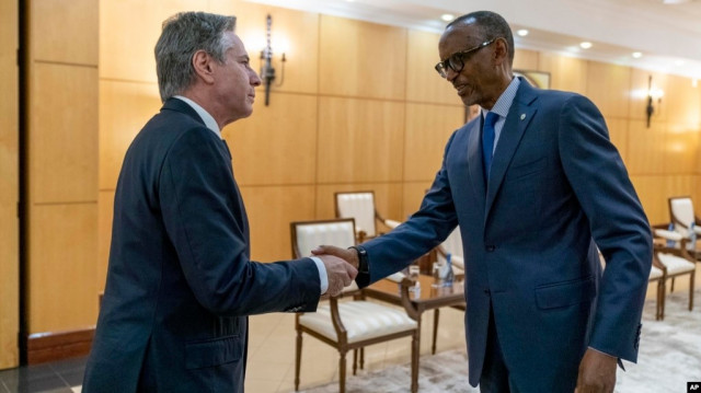 រដ្ឋមន្ត្រីការបរទេសសហរដ្ឋអាមេរិកលោក Antony Blinken (ឆ្វេង) ជួបជាមួយប្រធានាធិបតីប្រទេសរវ៉ាន់ដាលោក Paul Kagame