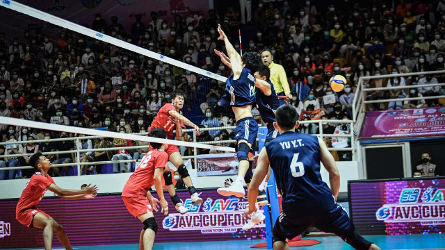 ប្រកួតវគ្គផ្តាច់ព្រ័ត្ររវាងក្រុមចិន(ខ្មៅ) និងជប៉ុន(ក្រហម)។ រូបពី Asian Volleyball Confederation