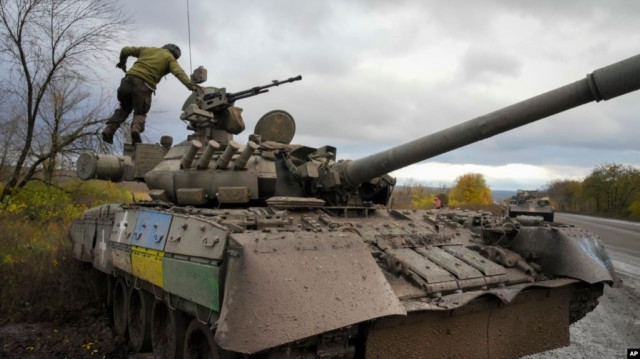 ទាហានអ៊ុយក្រែនប្រើរថក្រោះ T-80 របស់រុស្ស៊ីដែលអ៊ុយក្រែនចាប់បាន នៅជិតទីក្រុង Bakhmut តំបន់ Donetsk កាលពីថ្ងៃទី២៧ ខែតុលា