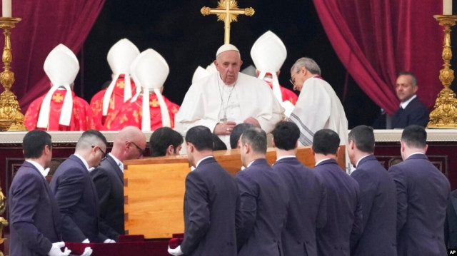 សម្តេចប៉ាប Francis គង់នៅក្បែរមឈូសរបស់សម្តេចប៉ាប Emeritus Benedict XVI នៅបុរីវ៉ាទីកង់