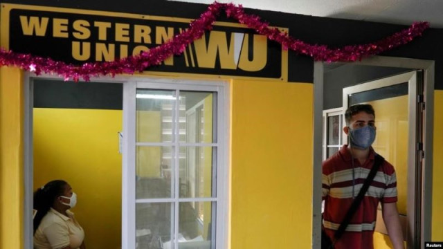 រូបឯកសារ៖ អតិថិជនម្នាក់ដើរចេញពីកន្លែងផ្ញើឬផ្ទេរប្រាក់របស់ក្រុមហ៊ុន Western Union នៅទីក្រុង Havana នៃប្រទេសគុយបា កាលពីថ្ងៃទី ២៣ ខែវិច្ឆិកា ឆ្នាំ ២០២០។