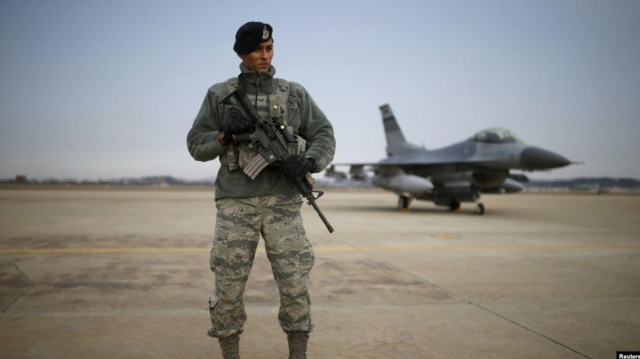 រូបឯកសារ៖ ទាហាន​អាមេរិក​ម្នាក់​ឈរ​យាម​នៅ​មុខ​យន្តហោះ​ចម្បាំង F-16 របស់​ពួកគេ​នៅ​មូលដ្ឋាន​ទ័ព​អាកាស Osan ក្នុង​ក្រុង Pyeongtaek ប្រទេស​កូរ៉េខាងត្បូង កាលពី​ថ្ងៃទី១០ ខែមករា ឆ្នាំ២០១៦។