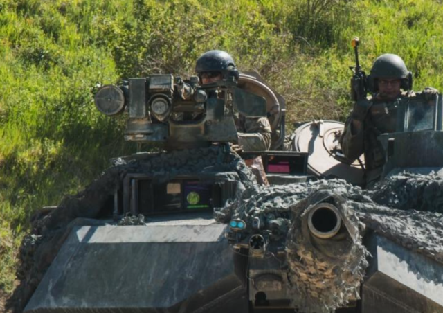 រូបឯកសារ៖ ទាហាន​អាមេរិក​ក្នុង​រថក្រោះ M1 Abrams ធ្វើ​សមយុទ្ធ​នៅ​តំបន់​ហ្វឹកហ្វឺន Hohenfels ប្រទេស​អាល្លឺម៉ង់ កាលពី​ថ្ងៃទី២ ខែមិថុនា ឆ្នាំ២០២២។