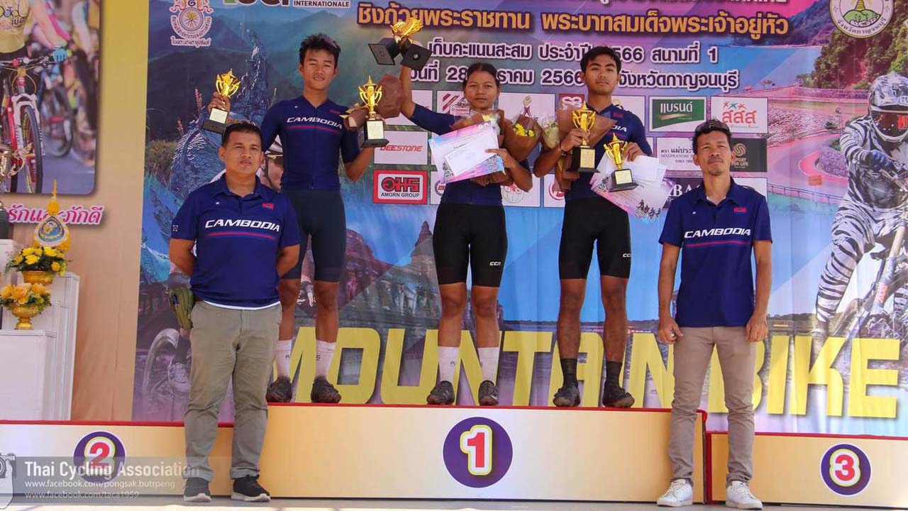 ប្រតិភូ គ្រូបង្វឹក កីឡាករ-កីឡាការិនីកីឡាទោចក្រយានកម្ពុជា ក្នុងព្រឹត្តិការណ៍ Royal Cup Thailand National Championship នៅថៃ។ រូបពី សហព័ន្ធកីឡាទោចក្រយានកម្ពុជា