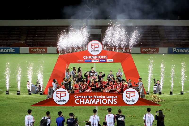 ក្លិបភ្នំពេញក្រោន លើកពានរង្វាន់​ Cambodian Premier League 2022 រូបពី CPL