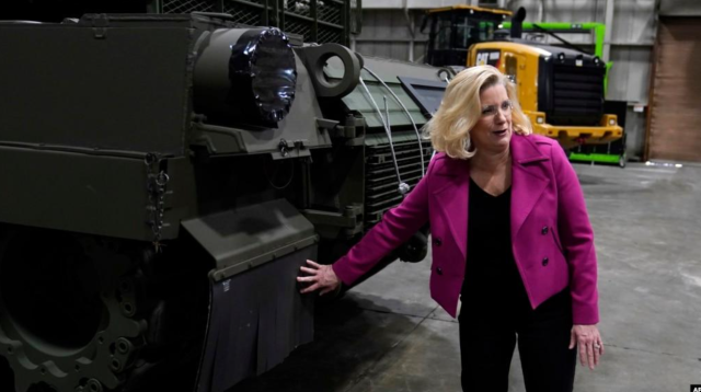 រូបឯកសារ៖ អ្នកស្រី Christine Wormuth ដែល​ជា​លេខាធិការ​កងទ័ព​ជើងគោក​នៃ​ក្រសួង​ការពារ​ជាតិ​សហរដ្ឋ​អាមេរិកកំពុង​ពិនិត្យ​មើល​រថក្រោះ​ធ្វើ​សង្គ្រាម​ប្រភេទ M1A2 Abrams នៅ​ទីក្រុង Lima រដ្ឋ Ohio ថ្ងៃទី ១៦ ខែកុម្ភៈ ឆ្នាំ២០២៣។