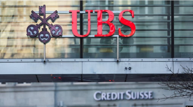 រូបឯកសារ៖ ស្លាកសញ្ញា​ធនាគារ​ស្វ៊ីស UBS និងធនាគារ Credit Suisse ក្នុង​ទីក្រុង Zurich ប្រទេស​ស្វ៊ីស។