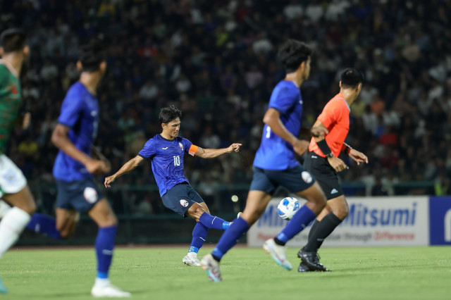កីឡាករ គួច សុកុម្ភៈ បញ្ជូនបាល់ឲ្យមិត្តរួមក្រុម រូបពី Cambodian Premier League