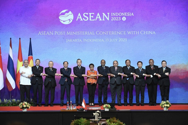 សន្និសីទសារព័ត៌មានក្រោយកិច្ចប្រជុំរដ្ឋមន្រ្តីការបរទេសអាស៊ាន ជាមួយចិន។ រូបភាព ASEAN