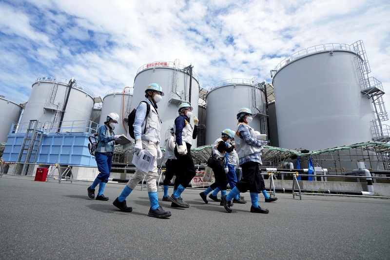 អ្នកសារព័ត៌មានបរទេសត្រូវបានអញ្ជើញទៅកាន់រោងចក្រថាមពលនុយក្លេអ៊ែរ Fukushima ដើម្បីទស្សនាកន្លែងប្រើប្រាស់សម្រាប់ចម្រោះទឹកសំណល់វិទ្យុសកម្ម។ រូបភាពពី AFP ។ 