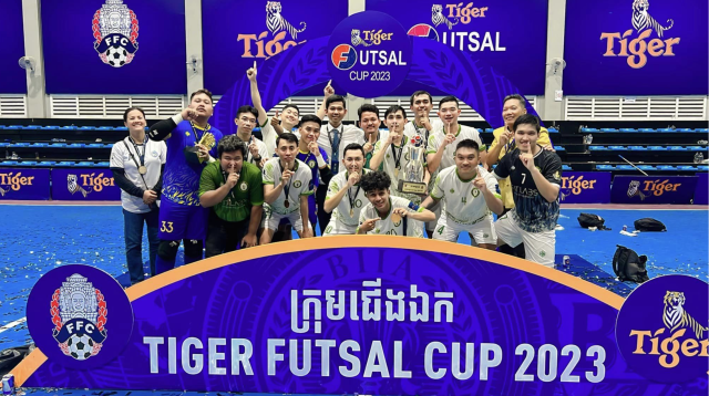 ក្រុមបាល់ទាត់ឱម៉ាល់ លើកពានរង្វាន់បាល់ទាត់ហ្វូតសាល ឆ្នាំ២០២៣ រូបពី Cambodian Futsal
