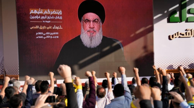 ក្រុម​អ្នក​គាំទ្រ​​ក្រុម Hezbollah ដែល​គាំទ្រ​ដោយ​អ៊ីរ៉ង់ លើក​ដៃ​ឡើង​ដើម្បី​បង្ហាញ​ការ​គាំទ្រ​​ចំពោះ​មេដឹកនាំ​របស់​ខ្លួនគឺ​លោក Hassan Nasrallah ដែល​បាន​បង្ហាញ​ខ្លួន​​នៅ​ក្នុង​វីដេអូ​មួយ​ក្នុង​អំឡុងពេល​ជួបជុំ​គ្នា​ក្នុង​ទីក្រុងបេរូត ប្រទេស​លីបង់ កាល​ពី​ថ្ងៃ​សុក្រ។