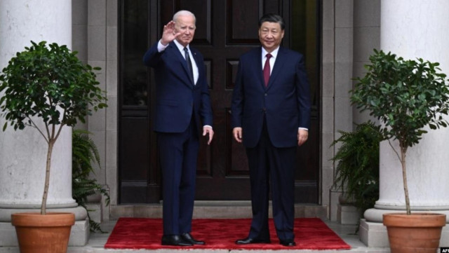 រូបឯកសារ៖ ប្រធានាធិបតីសហរដ្ឋអាមេរិកលោក Joe Biden និងប្រធានាធិបតីចិនលោក Xi Jinping មុនជួបពិភាក្សាគ្នាក្នុងអំឡុង​កិច្ចប្រជុំ​កំពូលកិច្ចសហប្រតិបត្តិការសេដ្ឋកិច្ចតំបន់អាស៊ីប៉ាស៊ីហ្វិក (APEC) នៅក្រុង Woodside រដ្ឋ California កាលពីថ្ងៃទី១៥ ខែវិច្ឆិកា ឆ្នាំ២០២៣។