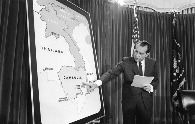 ប្រធានាធិបតីអាម៉េរិកទី៣៧ Richard Nixon ចង្អុលលើផែនទីប្រទេសកម្ពុជា នៅក្នុងឆ្នាំ១៩៧០។ រូបភាព National Archives
