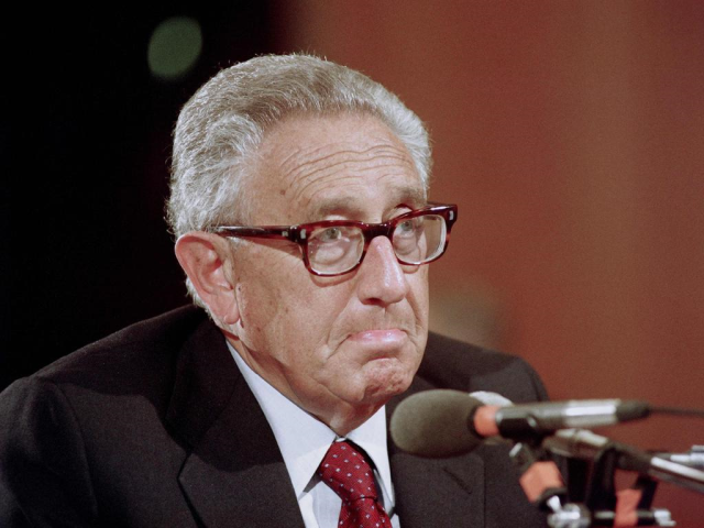 លោក Henry Kissinger អតីតរដ្ឋមន្រ្តីការបរទេស និងទីប្រឹក្សាសន្តិសុខជាតិអាម៉េរិក នៅក្នុងឆ្នាំ១៩៩២។ រូបភាព AFP