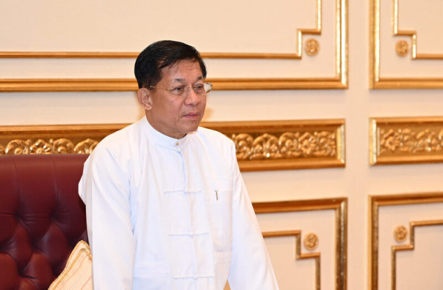 លោក មីន អ៊ុងឡាំង មេដឹកនាំយោធាមីយ៉ាន់ម៉ា នៅថ្ងៃទី៤ ខែធ្នូ។ រូបភាព the Global New Light of Myanmar