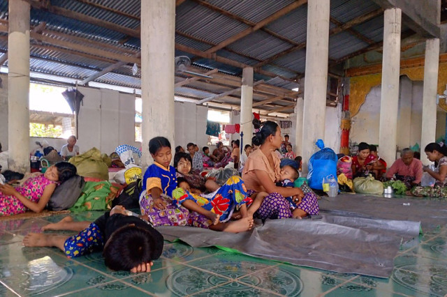 ប្រជាជនមីយ៉ាន់ម៉ា បានស្នាក់នៅកន្លែងសាសនាមួយជាបណ្តោះអាសន្ននៅក្នុងរដ្ឋ Rakhine នៅក្នុងថ្ងៃទី២៣ ខែវិច្ឆិកា។ រូបភាព AFP