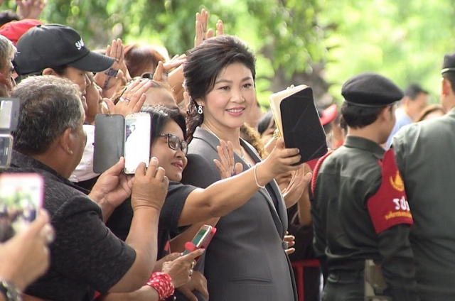 លោកស្រី យីងឡាក់ ថតរូបជាមួយអ្នកគាំទ្រ ។ រូបភាពពីបណ្តាញ X/ Yingluck Shinawatra 