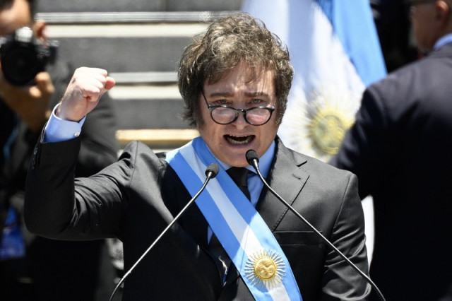 ប្រធានាធិបតី​អាហ្សង់ទីន Javier Milei ថ្លែង​សុន្ទរកថា​ក្នុង​ពិធី​សម្ពោធ​នៅ​មុខ​អគាររដ្ឋ​សភា​ក្នុង​ទីក្រុង Buenos Aires កាល​ពី​ថ្ងៃ​ទី១០ ខែ​ធ្នូ ។ រូបថត ៖ AFP