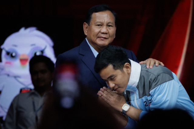 លោក Prabowo Subianto ដែលជារដ្ឋមន្រ្តីការពារជាតិ និងលោកGibran Rakabuming Raka ដែលជាកូនប្រុសរបស់លោកប្រធានាធិបតីចូកូ វីដូដូ។ រូបភាព AFP