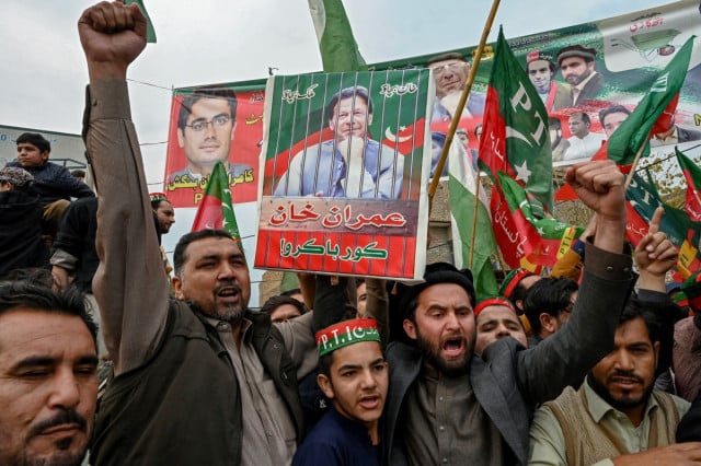 អ្នកគាំទ្របក្សPTI ទាមទារឱ្យដោះលែង លោក  Imran Khan អតីតនាយករដ្ឋមន្រ្តីប៉ាគីស្ថាន នៅថ្ងៃទី២៨ ខែមករា។ រូបភាព AFP