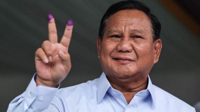 បេក្ខជនប្រធានាធិបតីឥណ្ឌូណេស៊ី Prabowo Subianto លើកដៃបង្ហាញទឹកខ្មៅនៅលើចង្អុលដៃក្រោយបោះឆ្នោតរួច។ រូបភាព ៖ AFP
