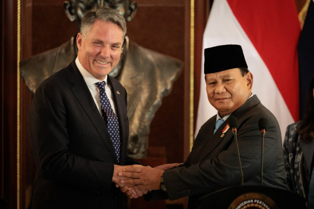 រដ្ឋមន្ត្រីការពារជាតិអូស្ត្រាលី លោក Richard Marles (ឆ្វេង) និងសមភាគីឥណ្ឌូណេស៊ី លោក Prabowo Subianto។ រូបភាព AFP