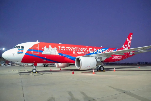យន្តហោះគ្រឿងទី១របស់​ក្រុមហ៊ុនអាកាសចរណ៍ Air Asia Cambodia ស្ថិតនៅព្រលានយន្តហោះអន្តរជាតិភ្នំពេញ ត្រៀមការហោះហើរផ្លូវការ នៅថ្ងៃទី១ឧសភា ឆ្នាំ២០២៤។ រូបថត៖ Air Asia Cambodia	
