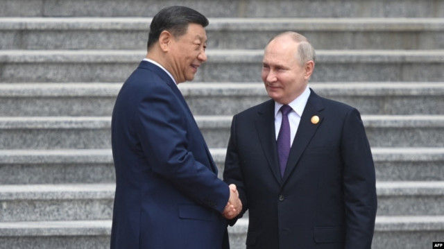 ប្រធានាធិបតីរុស្ស៊ីលោក Putin និងប្រធានាធិបតីចិនលោក Xi ចូលរួមក្នុងពិធីផ្លូវការណ៍មួយនៅខាងមុខសាល Great Hall of the People នៅទីលានធានអានមិន នៅក្រុងប៉េកាំងកាលពីថ្ងៃទី១៦ ខែឧសភា ឆ្នាំ២០២៥។ (Photo by Sergei BOBYLYOV / POOL / AFP)
