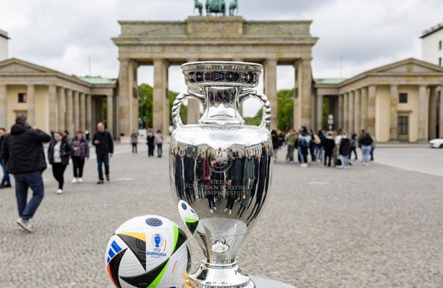 ពានរង្វាន់ UEFA Euro 2024 បង្ហាញជាសាធារណៈនៅមុខ Brandenburger Gate ក្នុងទីក្រុង Berlin ។ រូបភាព ៖ AFP 