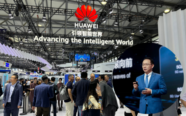 ប្រធានប្រតិបត្តិក្រុមប្រឹក្សាភិបាលក្រុមហ៊ុន Huawei លោក David Wang (ក្នុងរង្វង់)។ រូបភាព Huawei និង Thien Phearin